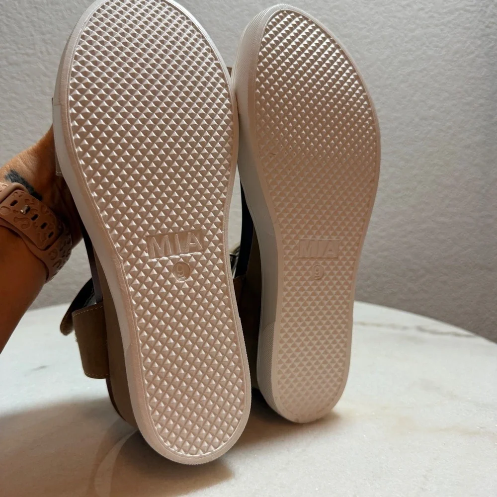 MIA Womens Taupe Platform Wedge Sandals Size 9 Hook Loop Ankle Strap Neutral‎